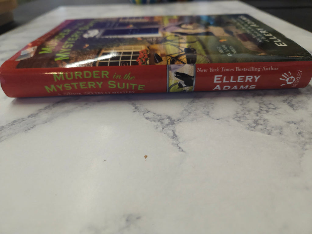 Murder in the Mystery Suite * Ellery Adams * Book Retreat Mystery #1