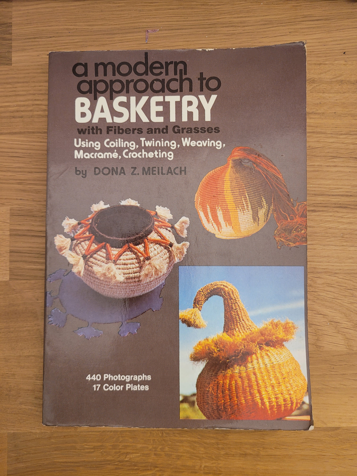 A Modern Approach to Basketry with Fibers and Grasses * Dona Z. Meilach